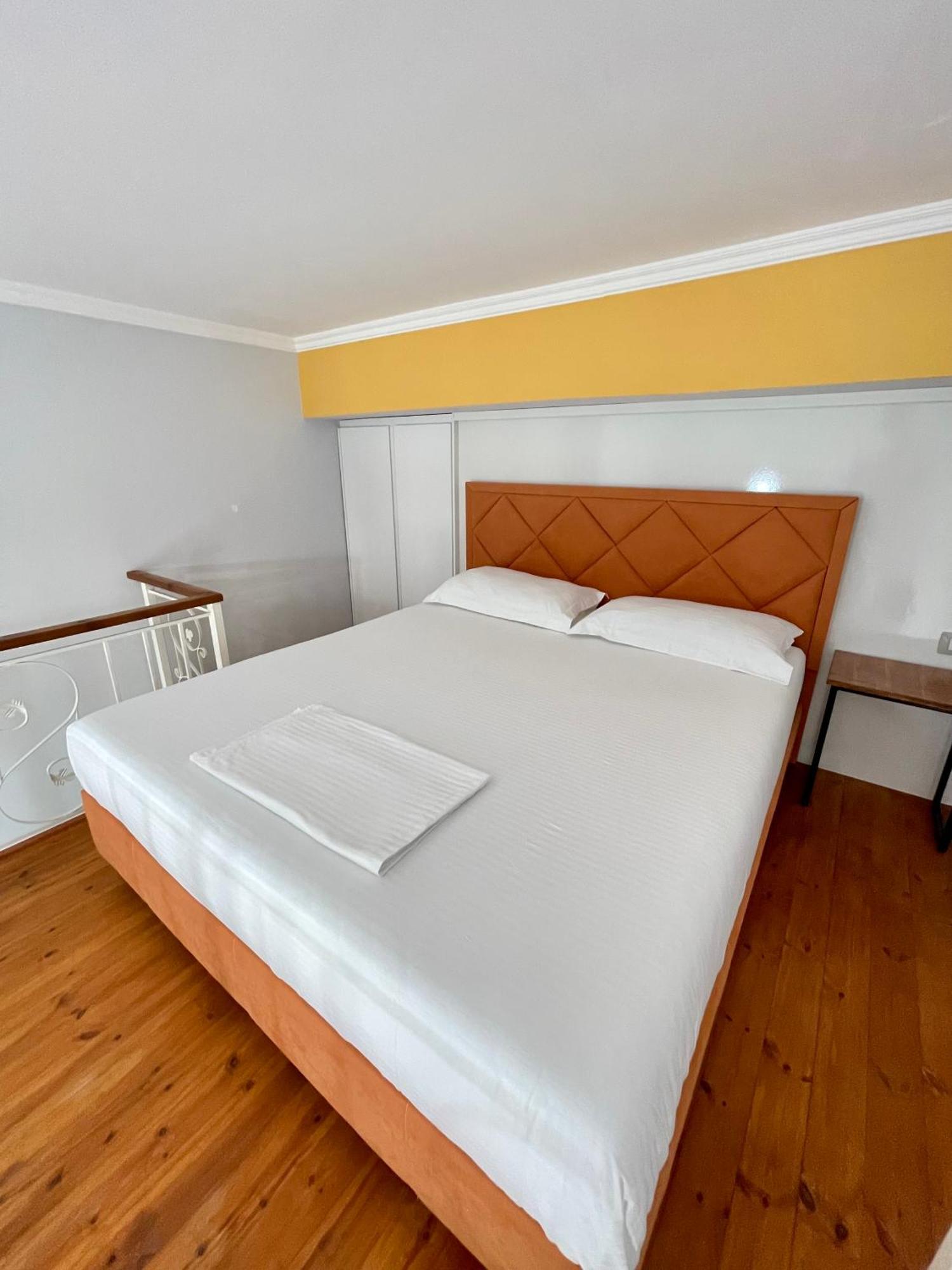 Crown Deluxe Apartments Sarandë Esterno foto