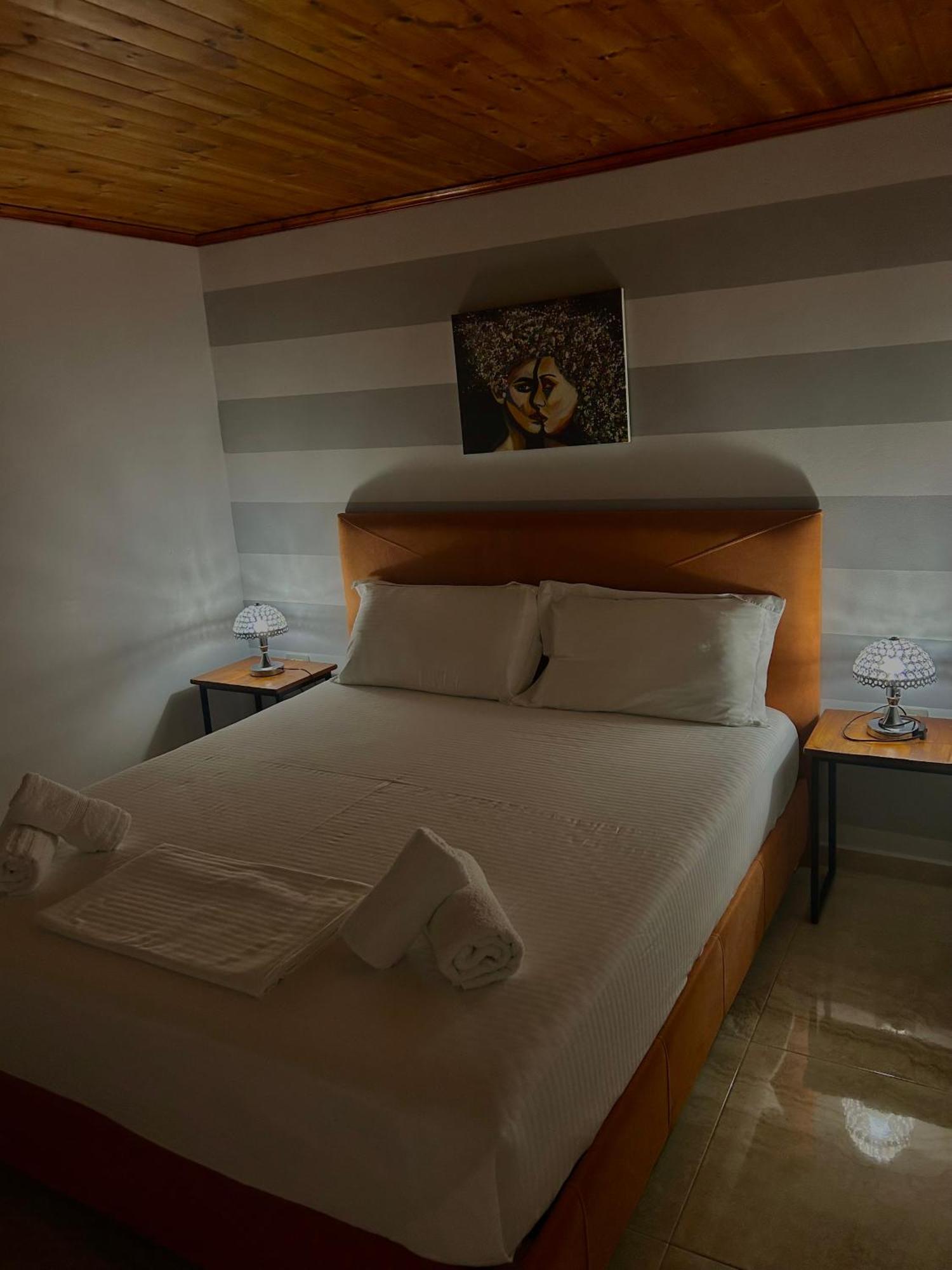Crown Deluxe Apartments Sarandë Esterno foto